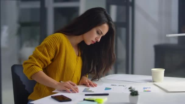 Gros plan femme d'affaires en colère jetant des documents sur le lieu de travail . — Video