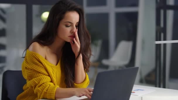 Tired business woman reading documents on computer. Sad girl finding mistake — 图库视频影像