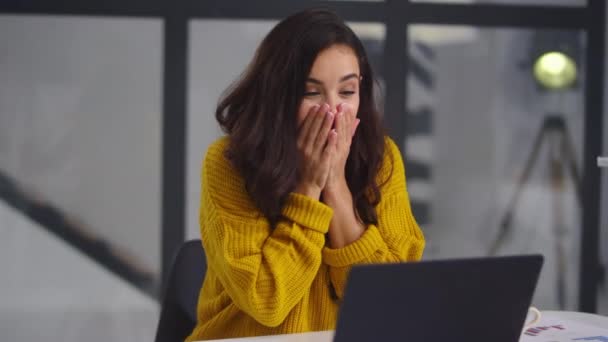 Mujer sorprendida mirando la pantalla del ordenador. Chica alegre charlando en el ordenador portátil — Vídeos de Stock