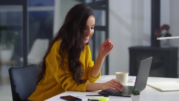 Primer plano sonriente mujer de negocios trabajando portátil en la oficina. Mujer bonita escribiendo texto — Vídeo de stock