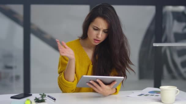 Stressed businesswoman getting bad news letter on padcell indoor. — Stockvideo