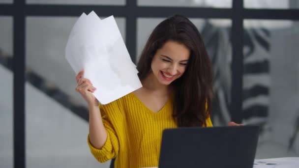 Una mujer de negocios sonriente leyendo documentos. Chica alegre conseguir buenos resultados — Vídeos de Stock