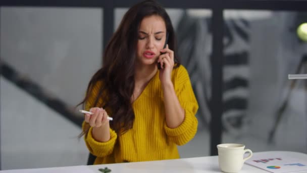 Fechar chateado empresária falando telefone celular. Menina triste chamando no celular — Vídeo de Stock