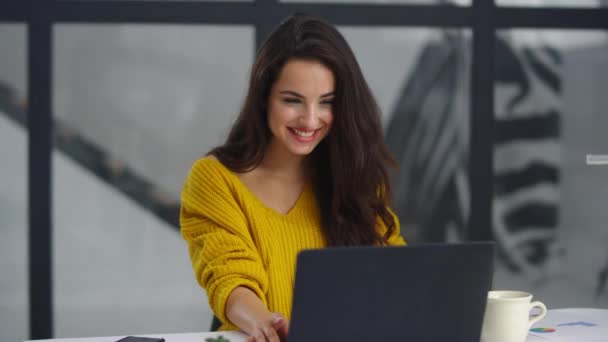 Smiling businesswoman showing charts and graphs on video call in slow motion — Αρχείο Βίντεο