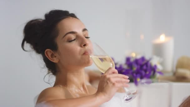 Mujer relajada bebiendo champán en el baño. Linda chica descansando en la bañera — Vídeos de Stock