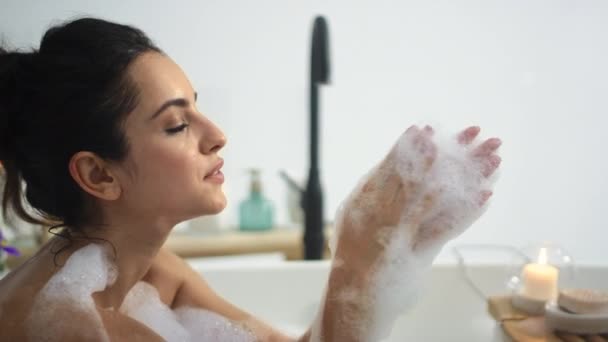 Cerca de la mujer sensual lavándose las manos en el baño. Sexy chica tomando bañera con espuma — Vídeos de Stock
