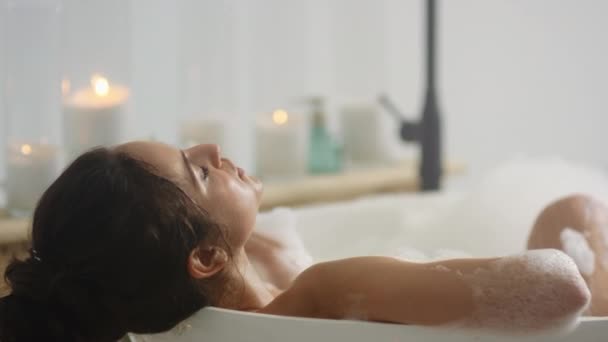 Gros plan femme détendue couchée dans la mousse de bain. Fille romantique se détendre à la baignoire — Video