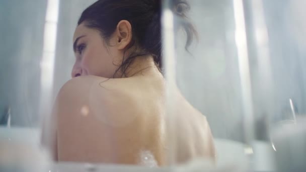 Seksi kadın cesedi yavaş çekimde banyoda yıkıyor. Duygusal kadın omuzlarına dokunuyor. — Stok video