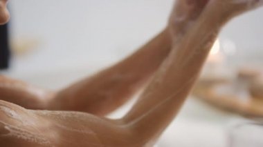 Küvette ellerini yıkayan tatlı bir kadın. Güzel kız banyoda vücudu temizliyor..