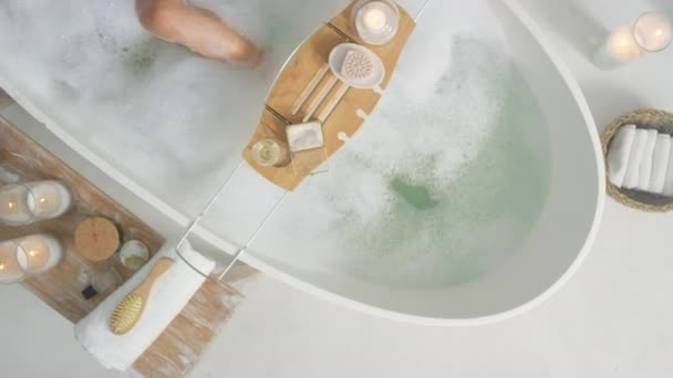 Avslappnad kvinna tvätta händerna i badkaret. Damtvätt i lyxigt badrum. — Stockvideo