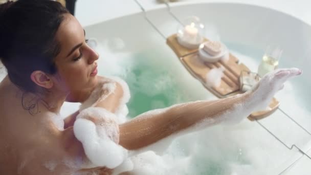 Mujer relajada lavándose las manos con espuma. Sensual chica tocando cuello en baño de espuma — Vídeos de Stock