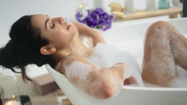 Feche a senhora relaxada deitada na banheira com espuma. Mulher romântica dormindo no banho — Vídeo de Stock