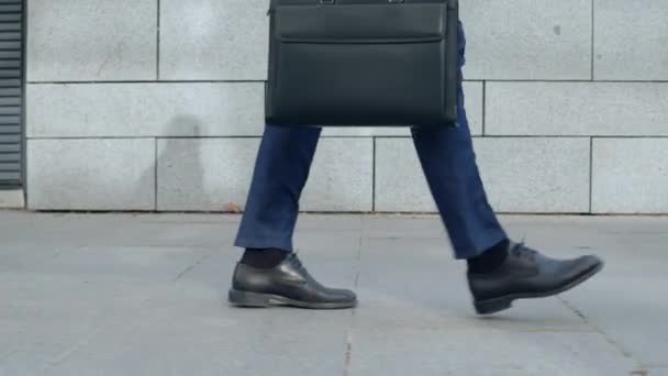 Gambe da uomo d'affari che camminano per strada. Lavoratore con valigetta che va al lavoro — Video Stock