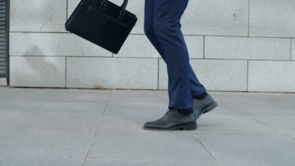 Los pies de hombre de negocios bailan solos en la calle. Empleado con maletín en la mano — Vídeos de Stock