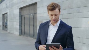 İşadamı tabletten iyi haberler alıyor. Profesyonel kutlama zaferi