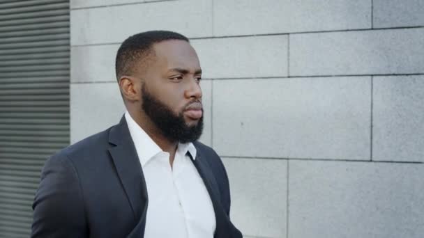 Afrikanischer Geschäftsmann auf der Straße. Männliche Berufstätige gehen im Freien zur Arbeit — Stockvideo