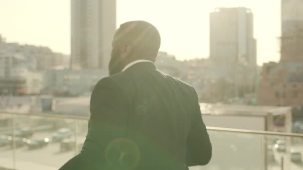 Homme d'affaires afro dansant dans la rue moderne. Travailleur masculin s'amusant à l'extérieur — Video