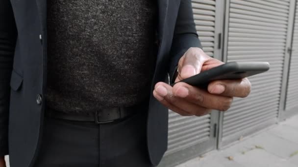 Empresario escribiendo en el teléfono celular en la calle. Profesional utilizando el teléfono inteligente al aire libre — Vídeos de Stock