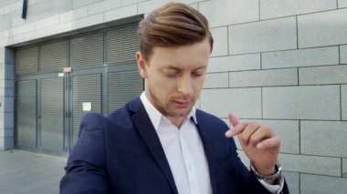 İş adamı sokakta müşteriyle internette sohbet ediyor. Yönetici video çağrısı yapıyor