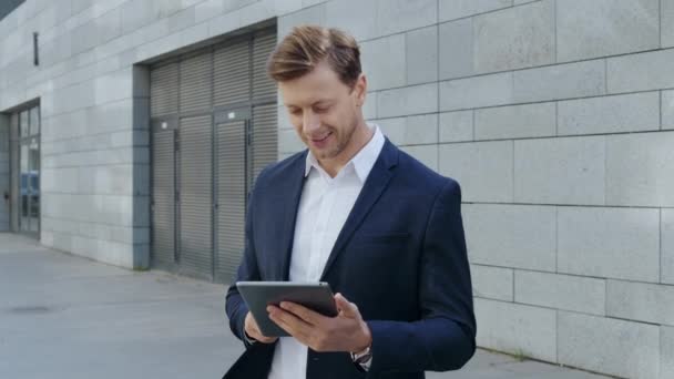 Podnikatel procházení internetu na tabletu ve městě. Zaměstnanec pomocí pad na ulici — Stock video