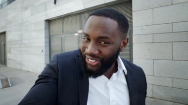 İş adamı sokakta sohbet ediyor. İşçi video çağrısı yapıyor