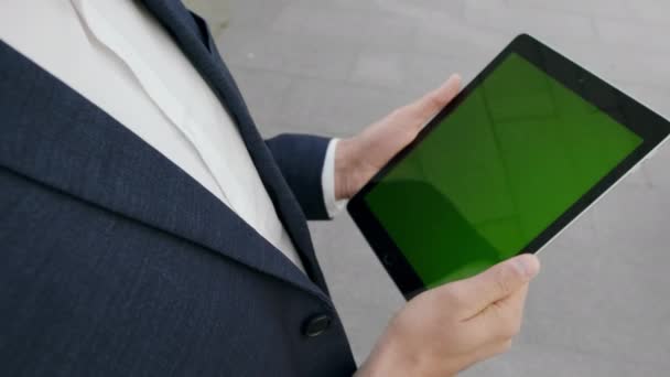 Zakenman werkt aan digitale tablet op straat. Werknemerspost buiten — Stockvideo