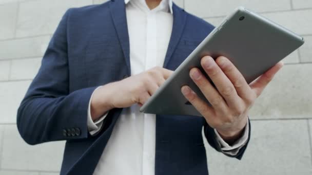 Üzletember használja touchpad utcán.Manager böngészés internet digitális tabletta — Stock videók