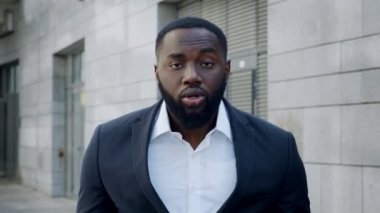 İş adamı sokakta kameraya konuşuyor. İş adamı video görüşmesi yapıyor.