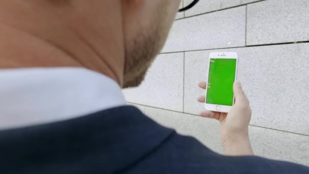 Επιχειρηματίας έχοντας συνομιλία βίντεο στο smartphone στο street.Manager χρησιμοποιώντας το κινητό τηλέφωνο — Αρχείο Βίντεο