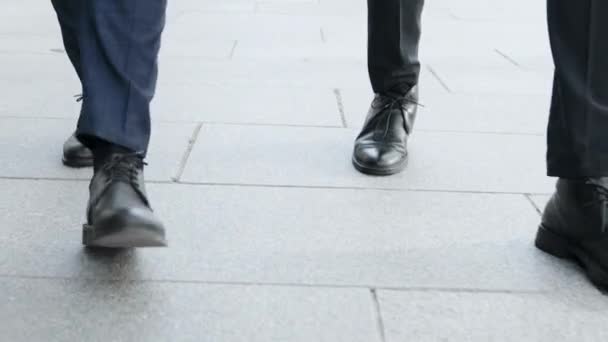 ビジネスパートナーは午前中に仕事に行く。都会の通りを歩くビジネスマン — ストック動画