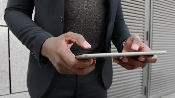 Hombre de negocios escribiendo en la tableta en la calle de la ciudad. Ejecutivo usando tableta en la calle — Vídeos de Stock