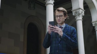 Öğrenci akıllı telefondan görüntülü konuşma yapıyor. İş adamı cep telefonuyla sohbet ediyor.