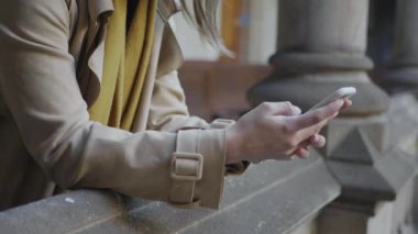 Öğrenci elleri koridorda akıllı telefon kullanıyor. Cep telefonuyla çalışan iş kadını