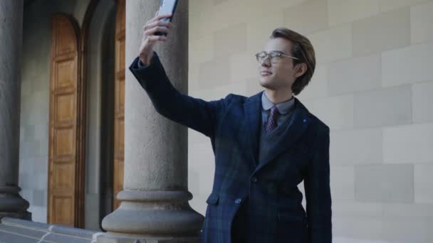 Studente scattare selfie su smartphone in corridoio. Uomo d'affari che utilizza il telefono cellulare — Video Stock