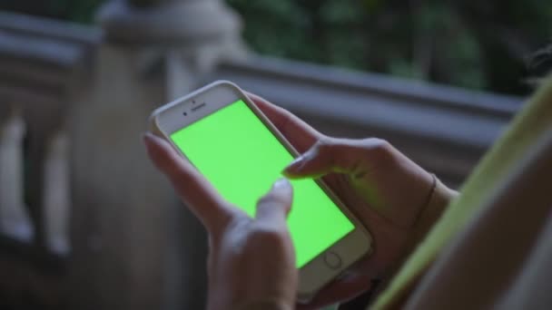 Женщина входит в коридор. Бизнесмен печатает на мобильном телефоне с зеленым экраном — стоковое видео