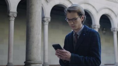 Öğrenci akıllı telefondan iyi haberler alıyor. Dışarıda cep telefonu kullanan bir iş adamı.