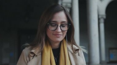 Öğrenci koridorda kulaklık takıyor. İş adamı kulaklıkla müzik dinliyor.