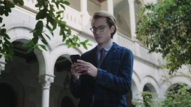 Akıllı telefondan daktilo eden bir öğrenci. İş adamı telefonda iyi haberler okuyor.