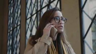 Ciddi öğrenci telefonda konuşuyor. İş kadını akıllı telefondan konuşuyor.