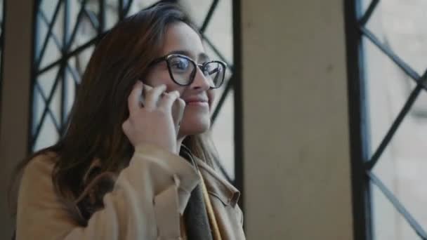 Student mluví po telefonu na univerzitě. Obchodnice volá na smartphone — Stock video