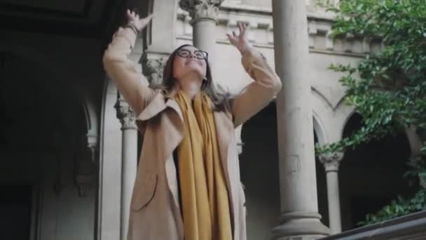 Student throwing documents in college. Businesswoman throwing papers outdoors — Stock Video