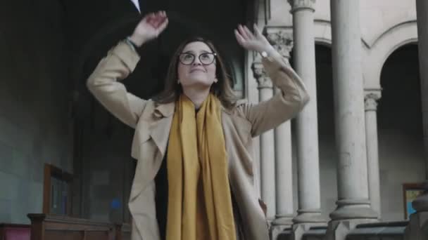 Student throwing papers in hallway. Businesswoman throwing documents outside — Stock Video