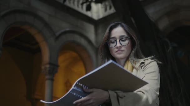 Estudiante en el patio de la universidad. Mujer de negocios meditando en el banco al aire libre — Vídeo de stock