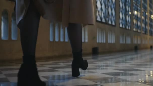 Kobiece nogi chodzą po korytarzu. Bizneswoman na wysokich obcasach chodzenia w budynku — Wideo stockowe