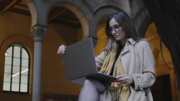 Estudiante trabajando en computadora portátil. Mujer de negocios escribiendo en la computadora al aire libre — Vídeo de stock