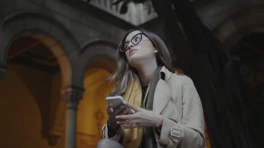 Öğrenci akıllı telefondan kötü haberler alıyor. İş adamı telefonla çalışıyor.