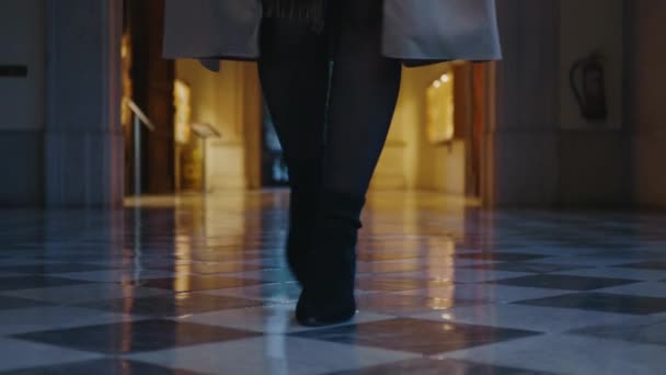 Studentské nohy chodí po chodbě na univerzitě. Podnikatelka kráčí chodbou — Stock video