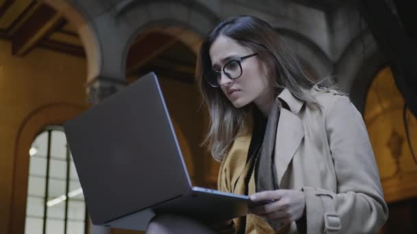 Estudiante leyendo malas noticias en la pantalla del portátil en la universidad. Empresaria usando laptop — Vídeo de stock