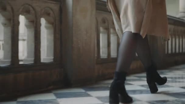 Student listening music in earphones. Businesswoman legs dancing in hallway — Stock Video