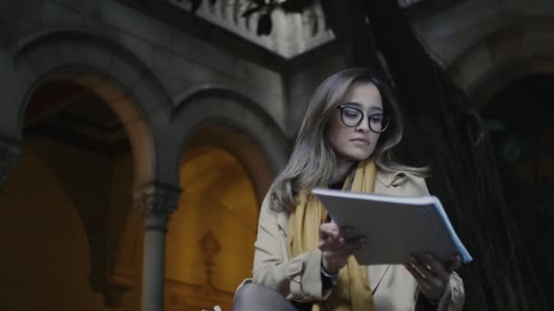 Student writing in notepad at campus. Businesswoman taking lotus position — Stock Video